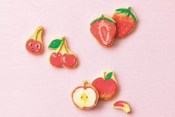 “スイーツでできた”絵本のような書籍『見て楽しむアイシングクッキー 絵本のようなお菓子』