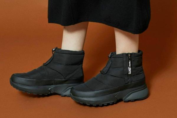 エミ「デサント」と初コラボ“オールブラック”の別注ウィンターブーツ、アウトドアにもOK