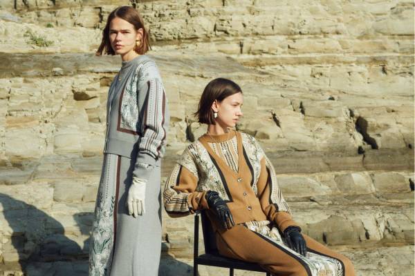 ミューラル“エッグスリーブ”のロングコート＆草花を繊細に表現したニットドレス、大阪では試着会を開催