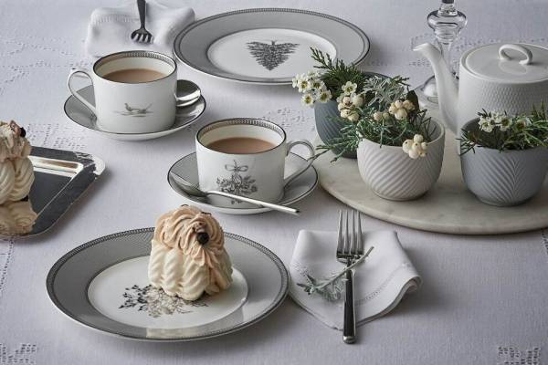 ウェッジウッド限定「ウィンター ホワイト」ツリー＆ヒイラギが輝くマグカップやプレート