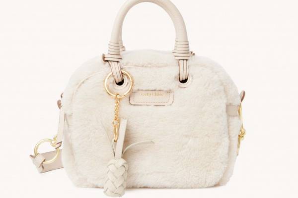 シーバイクロエ「セシリア」新作“ふわふわ”シアリングのボーリングバッグ、パイナップルチャーム付き