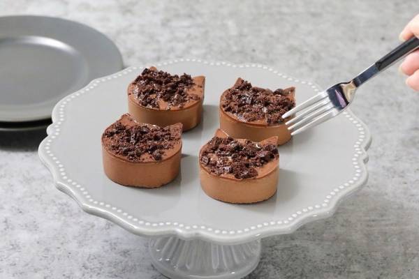 “黒い”ねこねこチーズケーキ「にゃんチー ブラック」、カカオチーズケーキにブラウニーをトッピング