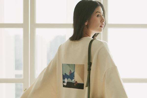 スナイデル「トムとジェリー」コラボスウェット＆ニット、アニメのワンシーンやロゴをデザインに