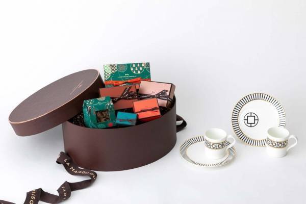 ラ・メゾン・デュ・ショコラ×ビレロイ＆ボッホ、クリスマス限定チョコレート＆スイーツと食器をセットに