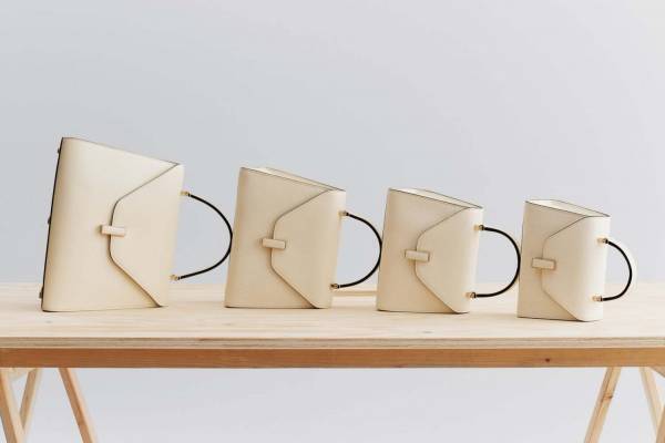 ヴァレクストラからミニマルな新バッグ「イジィデ・マイクロ」別売りのミニポーチ付きストラップも