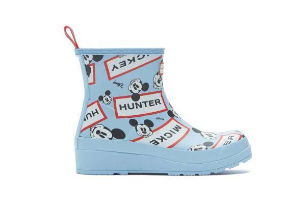 ハンターから「ディズニー」ミッキーマウスのグラフィック入りレインブーツ、折り畳めるバッグも