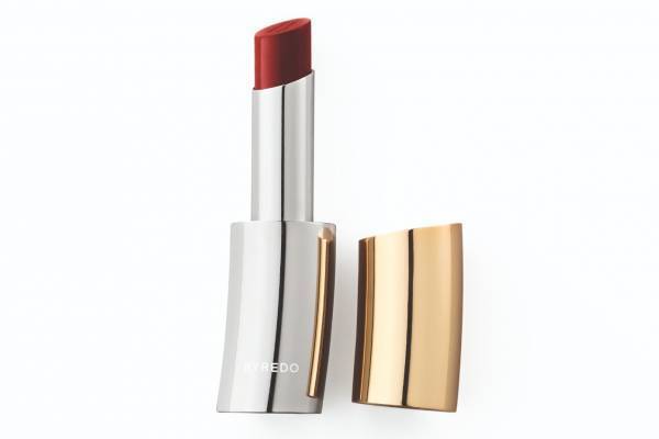 バイレードの限定マットリップ「マッド レッド」濃密ラズベリーレッドで、魅惑的な口元に