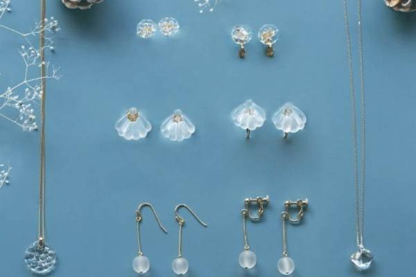 ガラスメーカー「ハリオ」が作る“フラワー＆雪玉”イメージのガラスピアスやリング