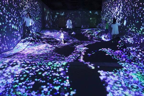 「チームラボフォレスト 福岡」館内デジタルアートが冬仕様に、冬色に輝く“つぶつぶ”アートなど