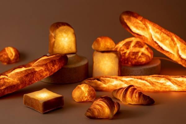 “本物のパン”から出来たライト「パンプシェード」が奈良 蔦屋書店に集結、クロワッサンの照明など