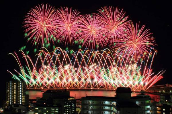 「富士山花火2021」“日本一高い所”の花火大会、富士山の麓で - 冬空を彩る花火約5,000発