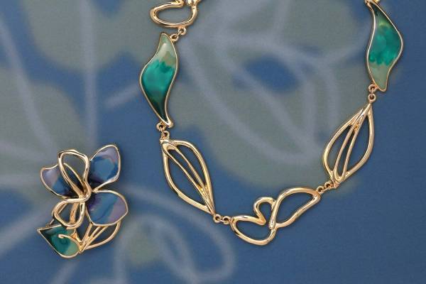 アンテプリマ"クリスマスローズ"着想のネックレスやピアス、絵画のようなグラデーションカラー