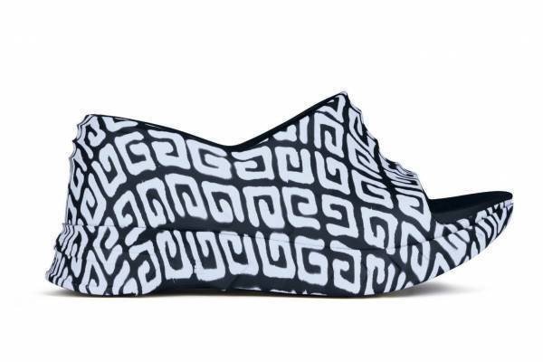 ジバンシィの厚底シューズ「マシュマロ」新作、4Gエンブレムを全面に配したサンダルやピンクのスリッポン