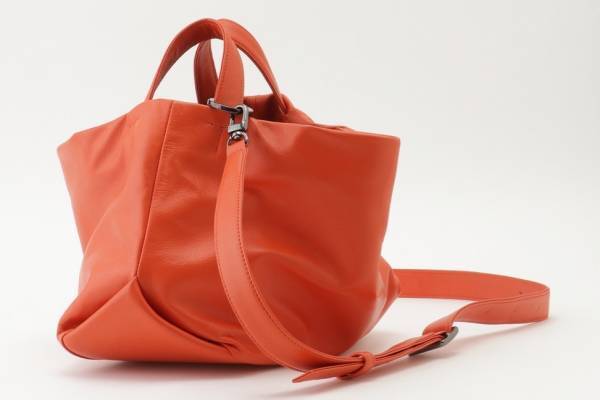 ディスコード ヨウジヤマモト“花のつぼみ”型レザーバッグに新色、グリーンや銀座限定オレンジなど