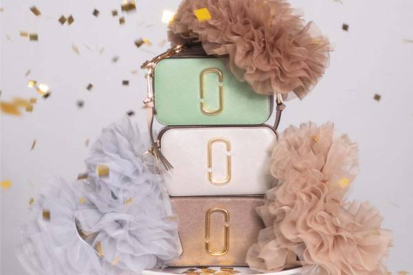 トモ コイズミ × マーク ジェイコブス、“ラッフル”をあしらった「ザ スナップショット」バッグなど