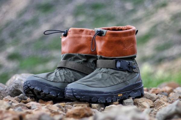 ナンガ×ダナー、レザーを組み合わせた防水ダウンブーツやロゴ入りブランケット