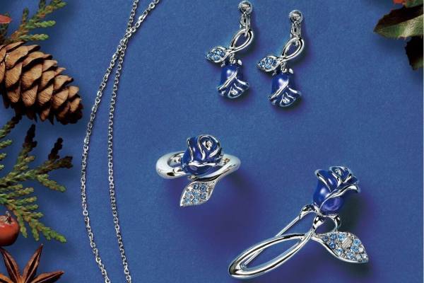 ランバン オン ブルー21年クリスマスジュエリー、“ブルーローズ”リングや“下弦の月”ネックレス