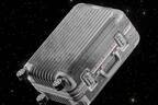 リモワ「月」着想のスーツケース、クレーター模様のアルミニウム製ボディ×宇宙服イメージのカラー