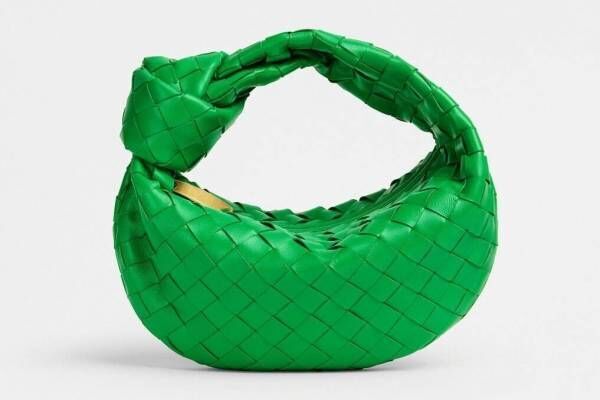 ボッテガ・ヴェネタ“鮮やか”グリーン＆輝くシルバーの新作バッグや財布、クリスマスギフトにも