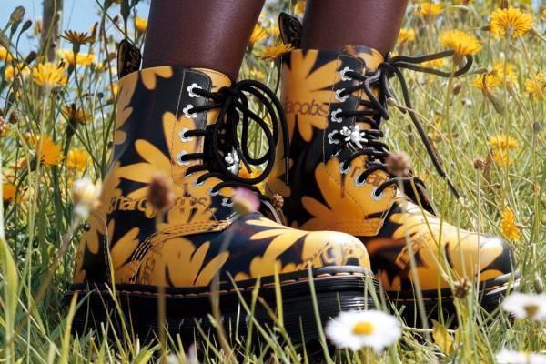 ドクターマーチン×ヘブン バイ マーク ジェイコブス、厚底ソールの“デイジー柄”8ホールブーツなど