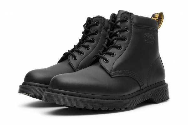 ステューシー＆ドクターマーチンのワークブーツ、アーカイブ「939」から着想の6ホールブーツ