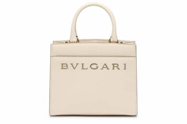 「ブルガリ ロゴ」バッグ、輝くゴールドチェーンロゴの“オパールカラー”レザーバッグ
