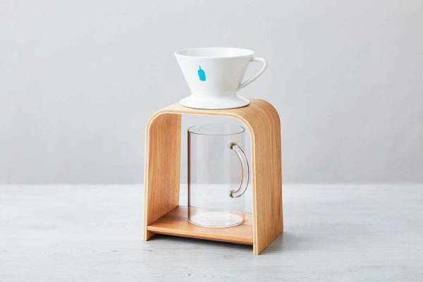 ブルーボトルコーヒー×カリモク、ぬくもり感じる木製ドリッパースタンドやフィルターケース