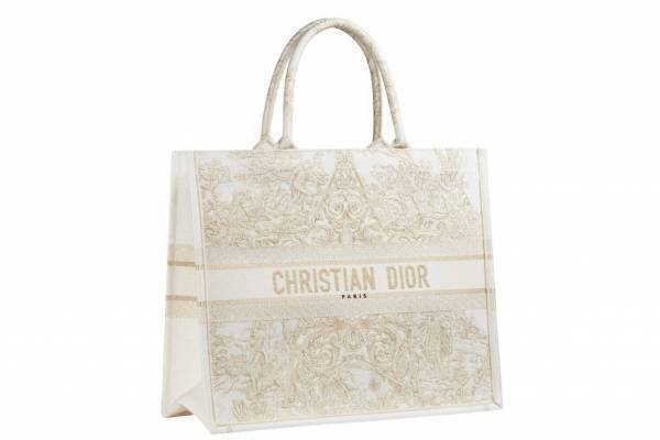 ディオール新作“ゴールドに輝く星”を刺繍した「ディオール ブックトート」バッグやスニーカー