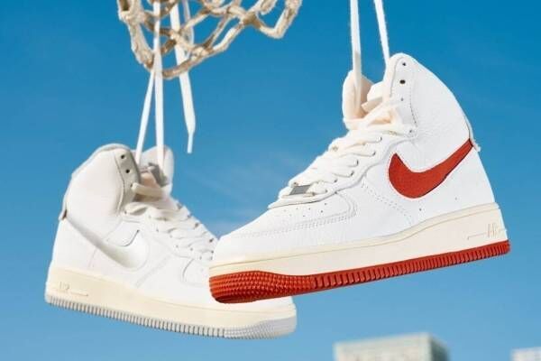 ナイキ エア フォース 1 新作 レッド シルバーのハイカットスニーカーがアトモス ピンクから 21年11月19日 ウーマンエキサイト 1 2