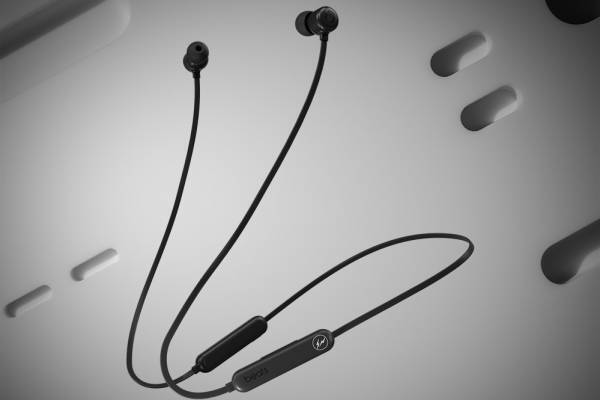 Beats × フラグメント デザイン“ネックバンド式”イヤホン、稲妻入り「Beats フレックス」