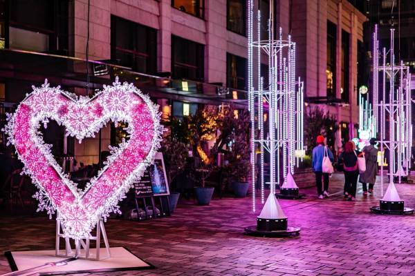 東京・赤坂サカスのイルミネーション、大きなシロクマやハート型イルミほかクリスマスツリーも