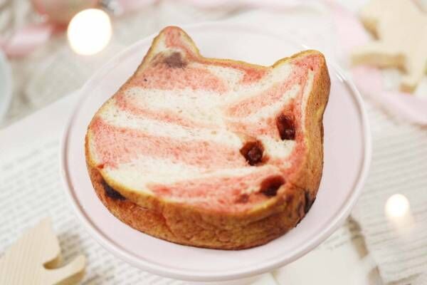「ねこねこ食パン」ピンク×ホワイトのクリスマス限定食パン、甘酸っぱい苺の味わい