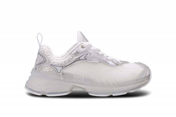 「ディオール ヴァイヴ」ランニングシューズがベースの新スニーカー、星＆ブランドロゴ入り