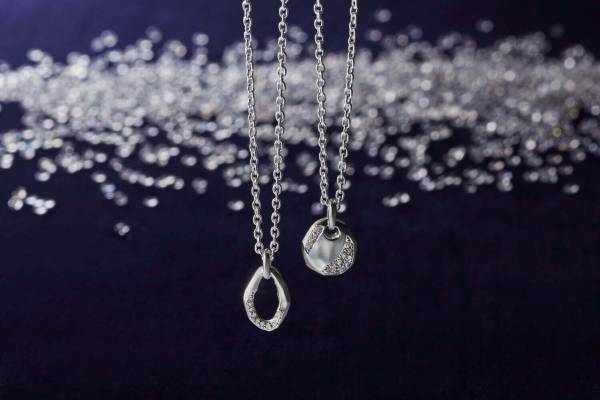 ガルニのクリスマスアクセサリー、“天然ダイヤモンド”を散りばめたシルバーペンダント＆ピアス