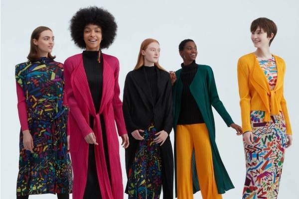 プリーツ プリーズ イッセイ ミヤケ「紙吹雪」モチーフのワンピースや“クラッカー”ピアス