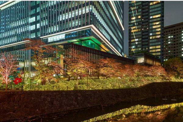 東京ガーデンテラス紀尾井町のゴールドイルミネーション2021、10ｍの巨大ツリーも