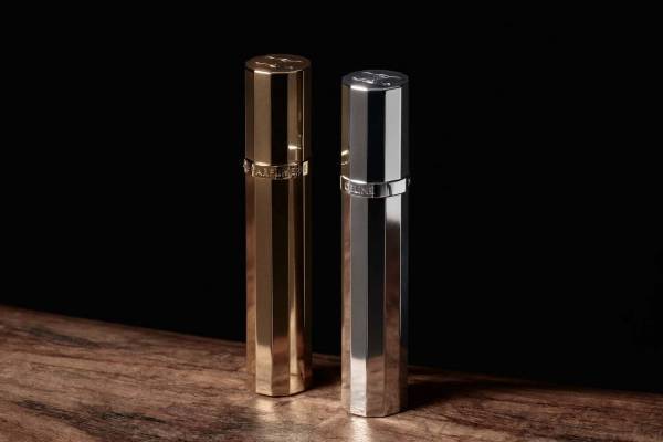 セリーヌ新トラベルスプレー、フレグランスの持ち運びに便利なエンブレム入りメタル製ケース