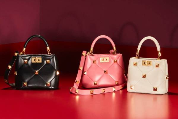 ヴァレンティノのクリスマスに向けた新作、“スタッズ”輝くキルティングバッグ＆“Vロゴ”ピアス