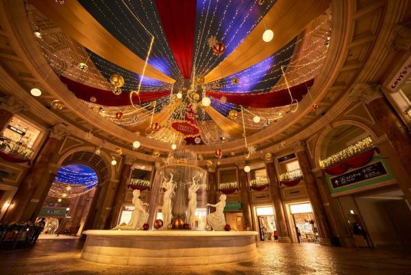 ヴィーナスフォート“最後の”イルミネーション、光の雪が降り注ぐ噴水広場やトナカイデコレーション