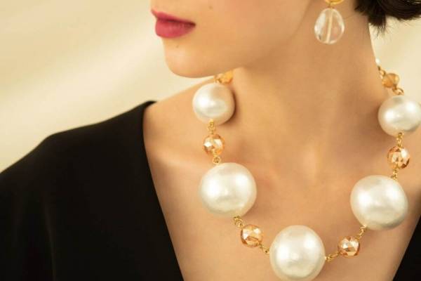 セシル・エ・ジャンヌのクリスマスジュエリー“潤み”ガラスリングや“大ぶり”コットンパールネックレス