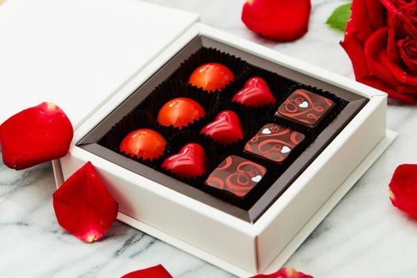 アンダーズ 東京のバレンタインデー 2022、ハート型マロンチョコ＆黒ゴマショコラの詰め合わせなど