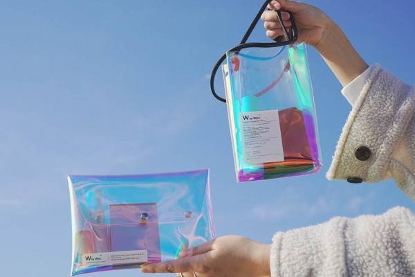 Wpc.“虹色に輝く”幻想的な「オーロラポーチ＆オーロラバッグ」大阪・心斎橋パルコ店に