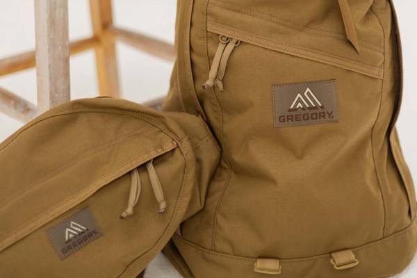 ビームス×グレゴリーのコラボバッグ“コヨーテブラウン”のバックパック＆ウエストポーチ
