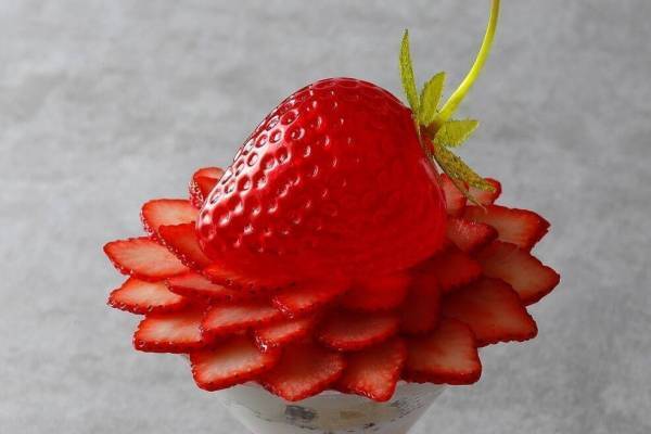 "本物そっくり”「いちご飴」パフェ＆苺づくしの贅沢パフェ、ホテル インターコンチネンタル 東京ベイで