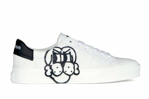 ジバンシィ×チト“スプレーアート”を配したバッグやシューズ、犬や女の子を描いて