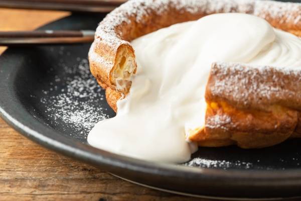 原宿ミルクベーカリー「究極の生クリームダッチパンケーキ」“おぼれる”ほどのWクリーム×サクモチ生地