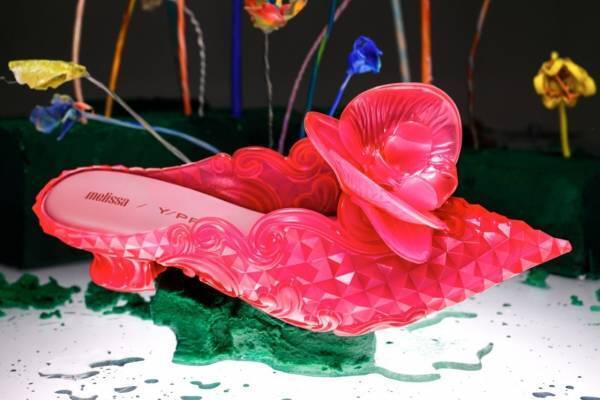 メリッサ×Y/プロジェクト“ランの花”付きクリアサンダルや花瓶ミュール、伊勢丹新宿の限定ストアで