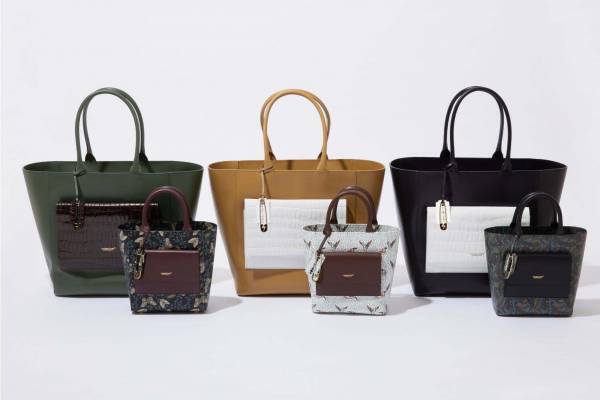 アンダーカバー新作バッグ - フラップポケットを配したトートバッグ、かみそり＆安全ピンチャーム付き