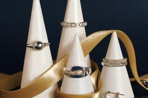 イー・エム"ゴールド"モチーフの2021年クリスマスジュエリー、星を散りばめたリングなど