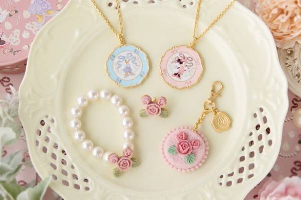 Q-pot.「ディズニー」“ミニー＆デイジー”のアクセサリー、薔薇ケーキのネックレスやホイップピアス